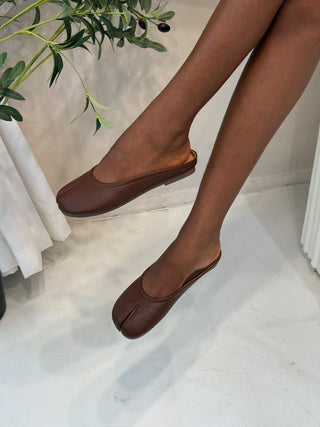 Larissa Tabi Split-Toe Halfshoe Flats - Coffee